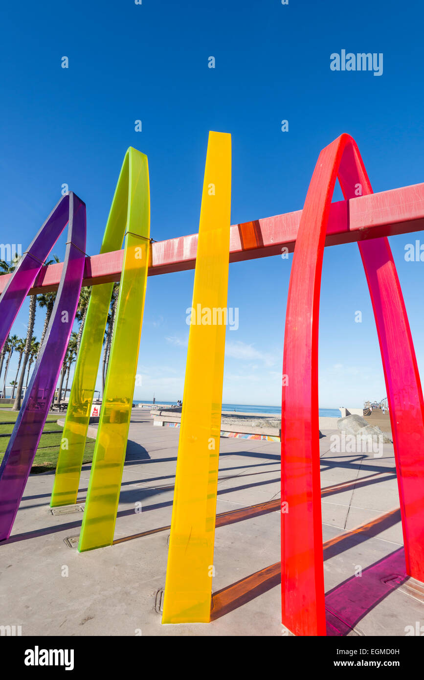 Surfhenge von Malcolm Jones. Farbenfrohen Kunstwerken am Imperial Beach Pier Plaza im US-Bundesstaat Kalifornien. Stockfoto