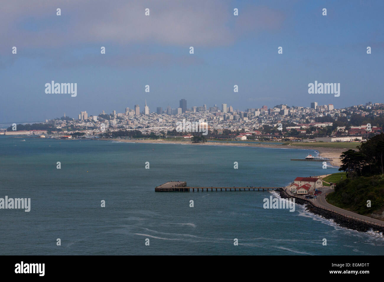 Einen malerischen Blick auf San Francisco Stadt in der Bucht von der Golden Gate Bridge, Kalifornien, USA im Juni Stockfoto