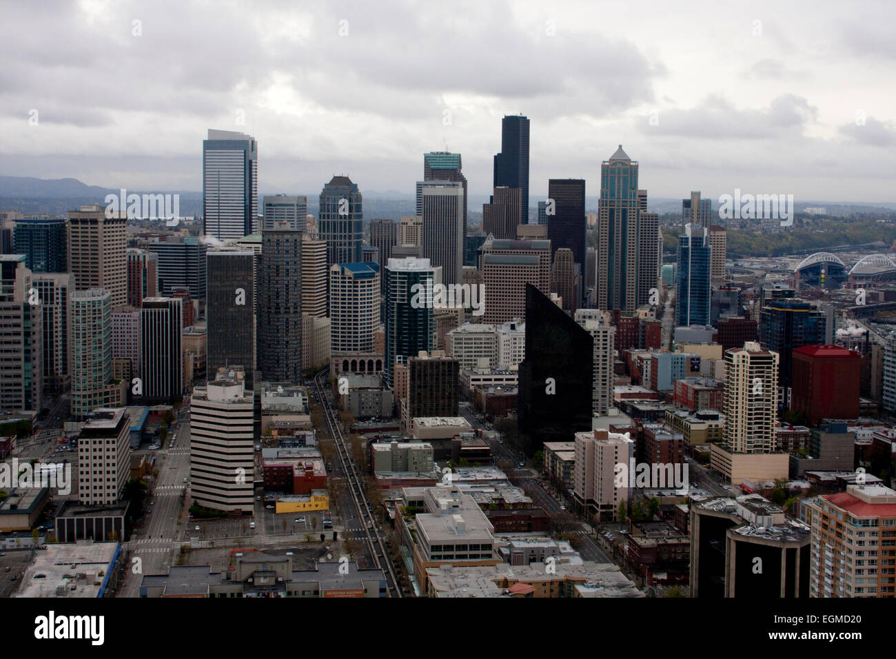 Ein Blick über Seattle Stadt mit Straßen, Gebäuden & Wolkenkratzer und Landschaft jenseits von oben von der Space Needle-Turm. Stockfoto