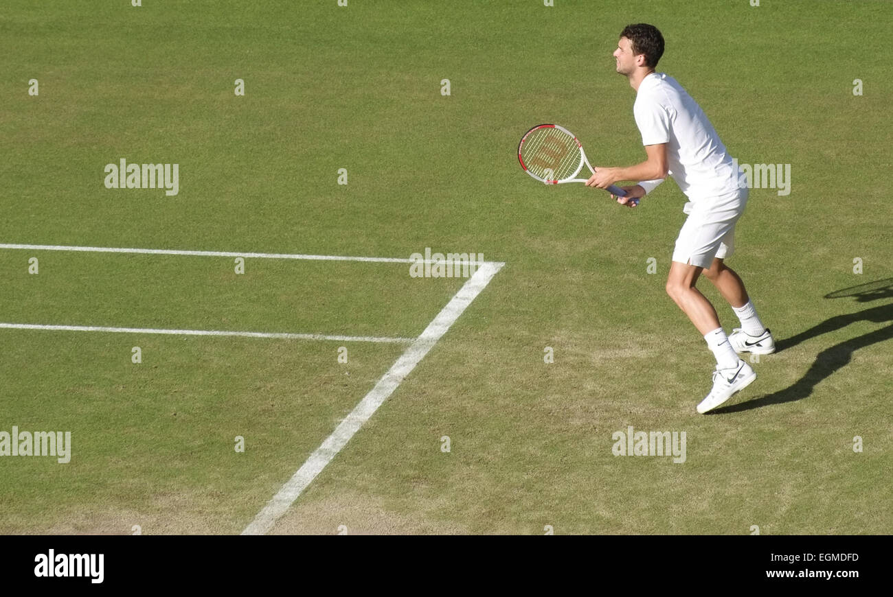 Grigor Dimitrov bereit, zurück zu dienen, bei Wimbledon Tennis championships Stockfoto