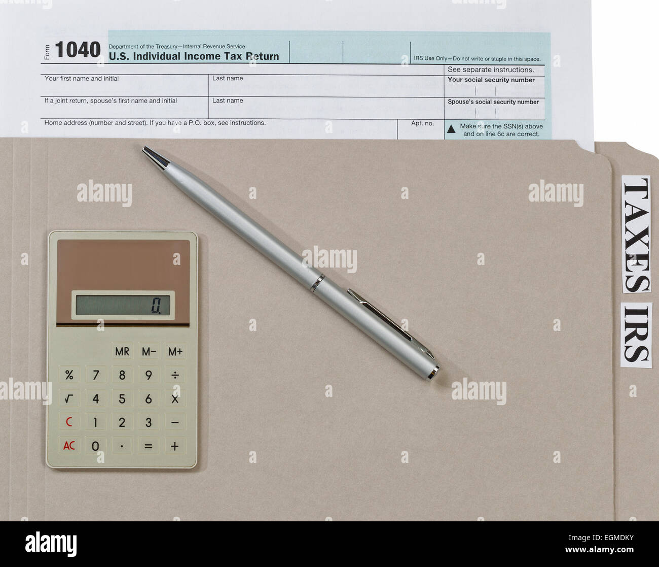 Individuelle Einkommensteuer Form innerhalb des grauen Ordner mit Stift und Taschenrechner. Finanzielle Geschäftskonzept für steuerliche Zwecke. Stockfoto