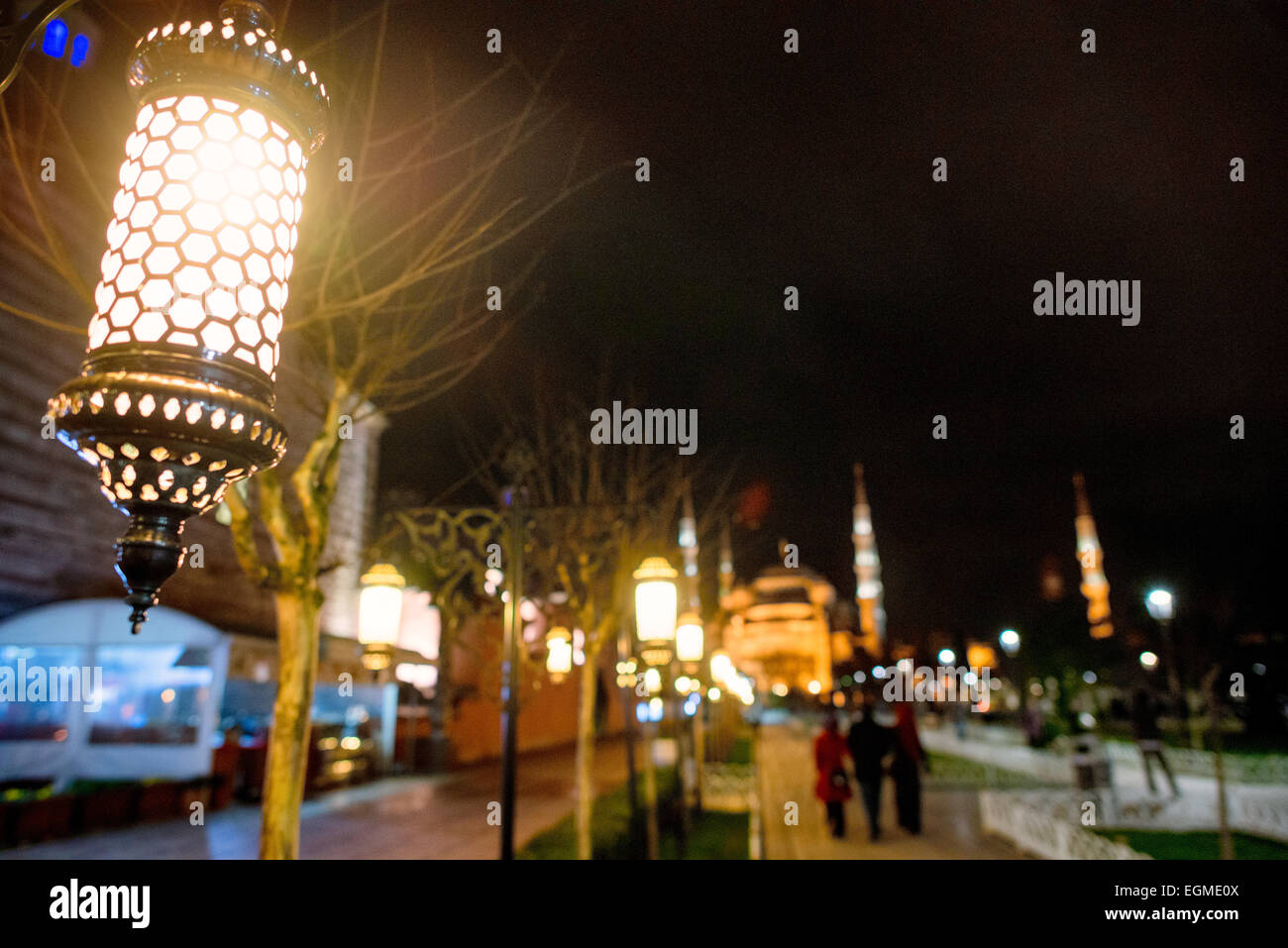 Blaue Moschee bei Nacht Istanbul Türkei // ISTANBUL, Türkei - Blick auf die Blaue Moschee bei Nacht vom Sultanahmet-Platz. Obwohl die Moschee wegen ihrer Innenverkleidung weithin als Blaue Moschee bekannt ist, lautet der formale Name der Moschee Sultan Ahmed Moschee (oder Sultan Ahmet Camii auf Türkisch). Sie wurde von 1609 bis 1616 unter Sultan Ahmed I. erbaut Stockfoto
