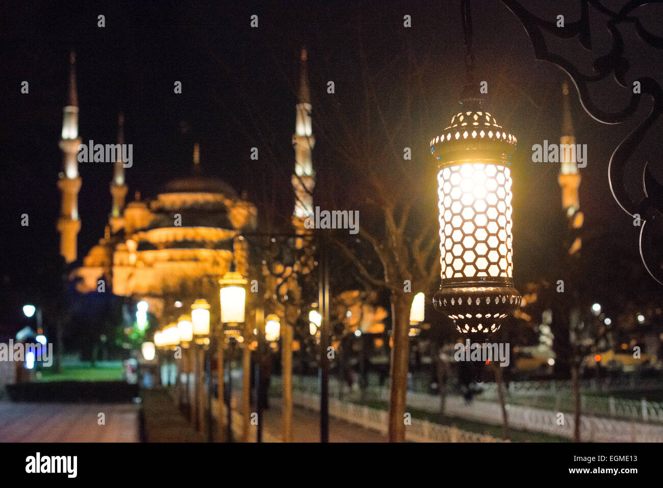 Blaue Moschee bei Nacht Istanbul Türkei // ISTANBUL, Türkei - Blick auf die Blaue Moschee bei Nacht vom Sultanahmet-Platz. Obwohl die Moschee wegen ihrer Innenverkleidung weithin als Blaue Moschee bekannt ist, lautet der formale Name der Moschee Sultan Ahmed Moschee (oder Sultan Ahmet Camii auf Türkisch). Sie wurde von 1609 bis 1616 unter Sultan Ahmed I. erbaut Stockfoto