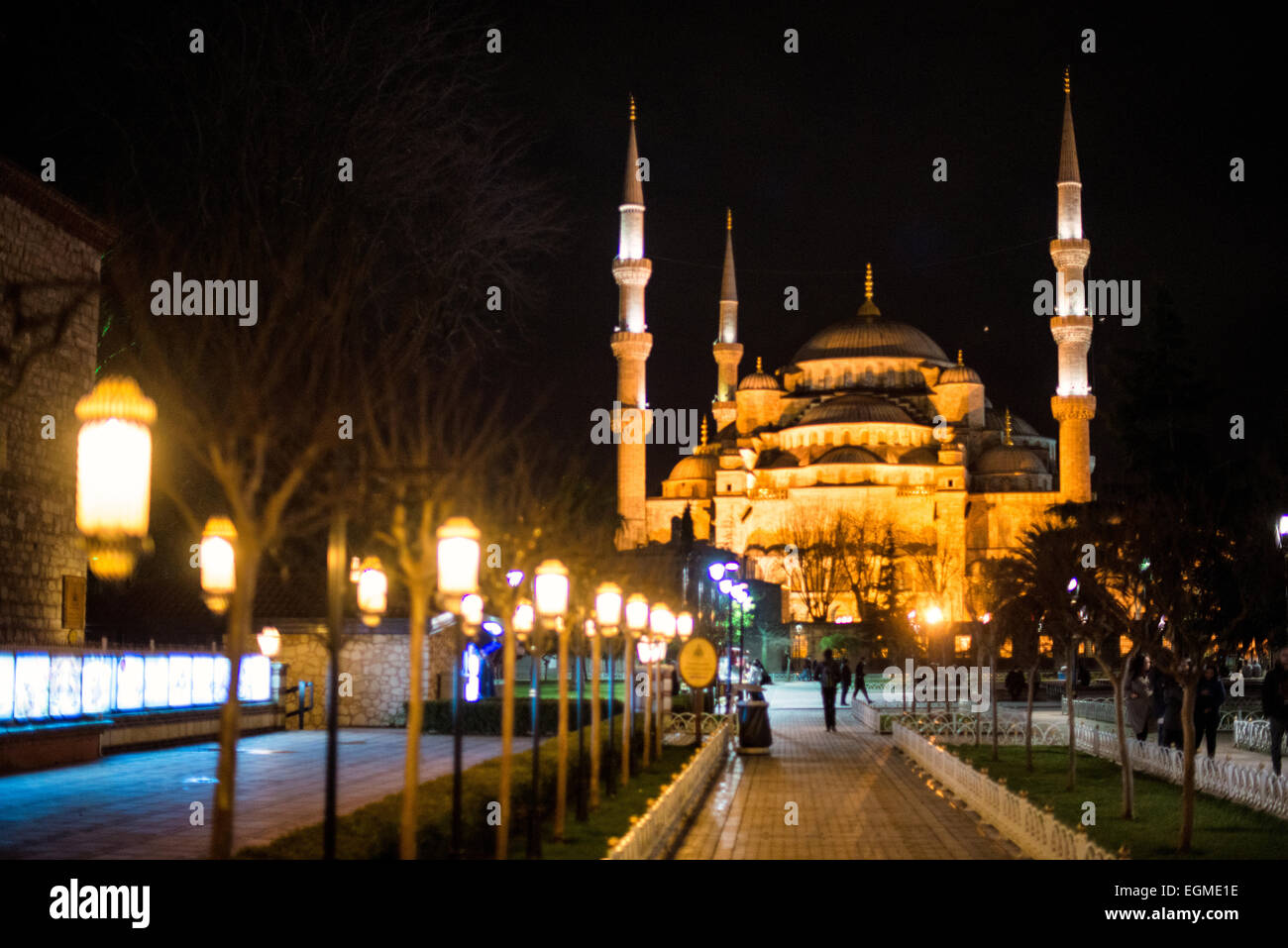 Sultan-Ahmed-Moschee bei Nacht beleuchtet Istanbul Türkei // ISTANBUL, Türkei — die Sultan-Ahmed-Moschee, beleuchtet bei Nacht, dominiert die Skyline des Sultanahmet-Platzes. Die kaskadierenden Kuppeln und sechs Minarette der Moschee bilden eine unverwechselbare Silhouette in Istanbuls abendlichem Stadtbild. Die 1616 fertiggestellte Moschee ist eines der bekanntesten osmanischen architektonischen Wahrzeichen der Stadt. Stockfoto
