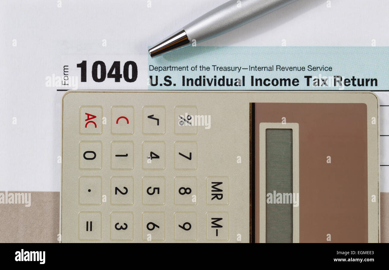 Einkommensteuererklärung, Silber Stift und Taschenrechner mit grauen Ordner unter hautnah. Finanzielle Geschäftskonzept. Stockfoto