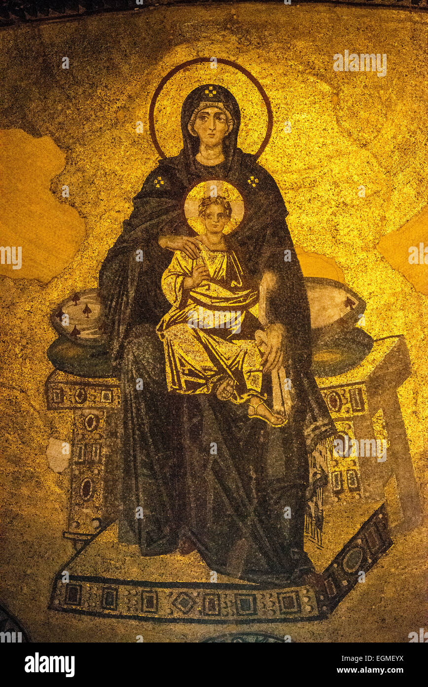 Hagia Sophia Theotokos Mosaik Istanbul Türkei // ISTANBUL, Türkei — das Apsis-Mosaik der Theotokos aus dem 9. Jahrhundert zeigt die Jungfrau Maria, die das Christuskind hält. Dieses Mosaik wurde 867 n. Chr. während der byzantinischen Zeit geschaffen und stellt eines der bedeutendsten erhaltenen Kunstwerke der Hagia Sophia dar. Das komplizierte Werk zeigt die Höhe der byzantinischen Mosaikhandwerkschaft und der orthodoxen christlichen Ikonographie. Stockfoto
