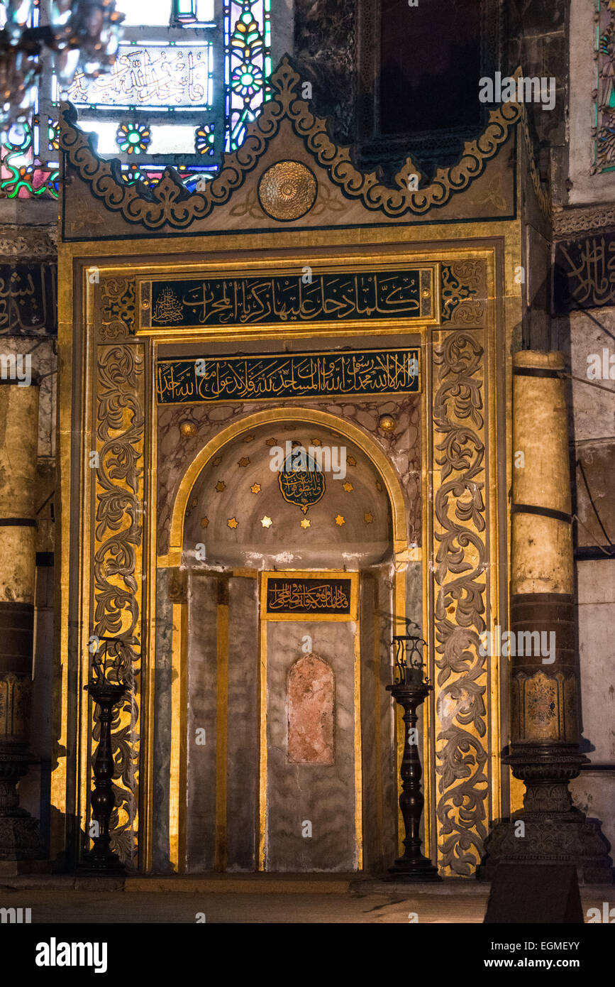Hagia Sophia Mihrab Istanbul Türkei // ISTANBUL, Türkei — der kunstvolle Mihrab in Hagia Sophia zeigt die Richtung Mekkas für islamisches Gebet an. Dieses architektonische Merkmal wurde nach der Umwandlung des Gebäudes in eine Moschee im Jahre 1453 unter dem osmanischen Sultan Mehmed II. Hinzugefügt. Der Mihrab stellt eine bedeutende Änderung des ursprünglichen byzantinischen Gebäudes dar, um den Anforderungen des islamischen Gottesdienstes gerecht zu werden. Stockfoto