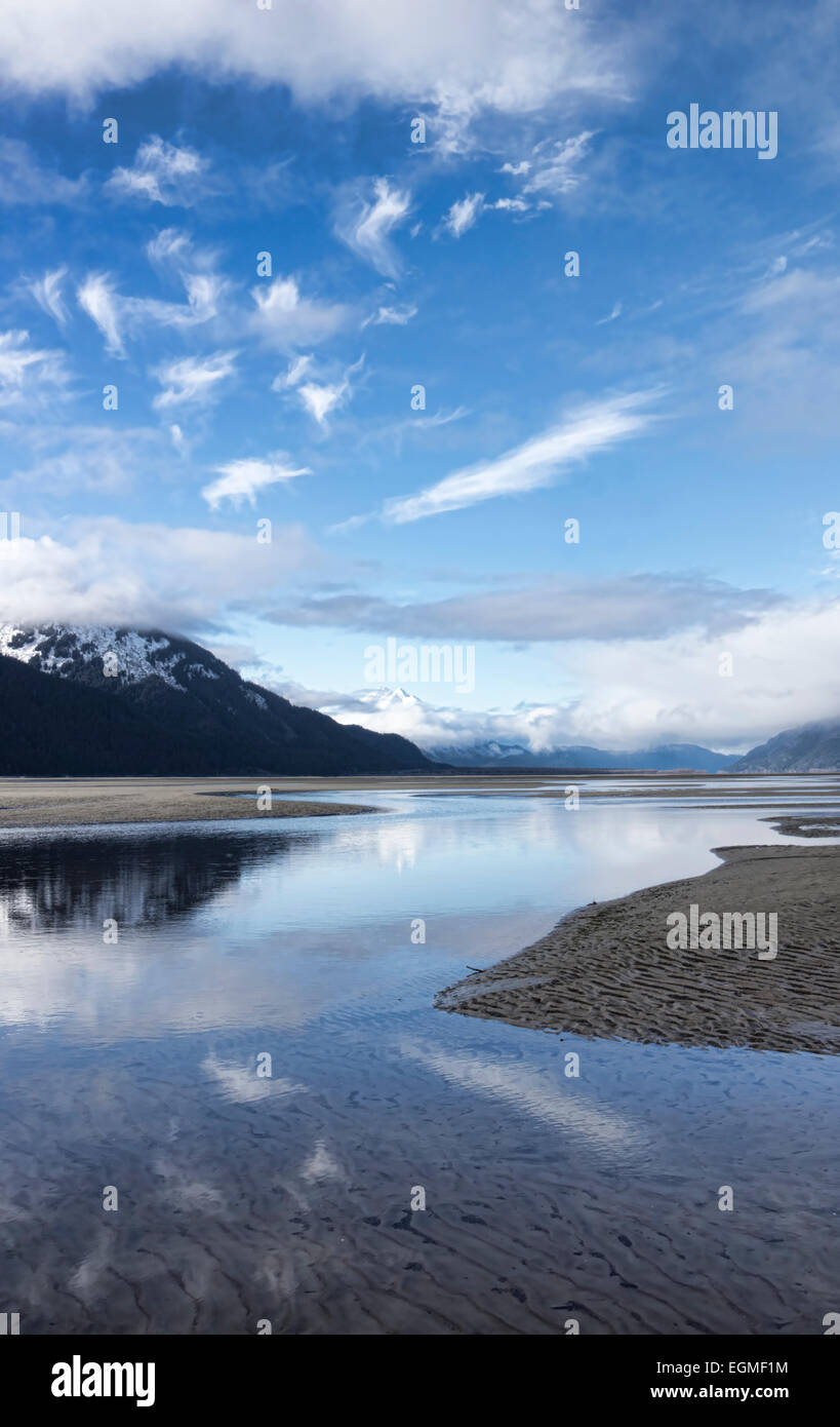 Reflexionen von Wolkenfetzen im Chilkat River in der Nähe von Haines, Alaska. Stockfoto