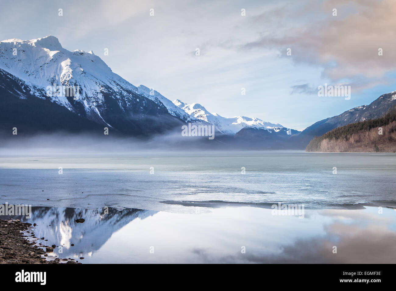 Eisschmelze am Chilkoot Lake in der Nähe von Haines Alaska mit einem Nebel steigt aus den See und die Spiegelungen im Wasser. Stockfoto