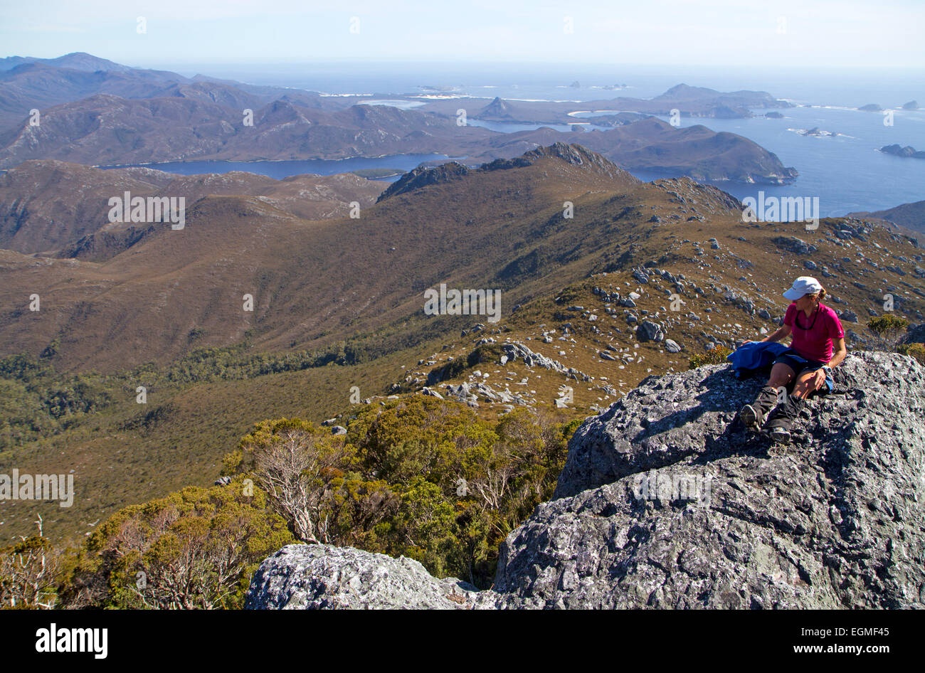 Frau auf Mt Berry, mit Blick auf Port Davey Tasmaniens-Southwest-Nationalpark Stockfoto