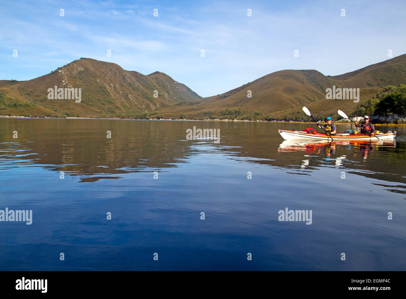 Kajakfahren in der Bathurst-Meerenge von Tasmaniens Southwest-Nationalpark Stockfoto