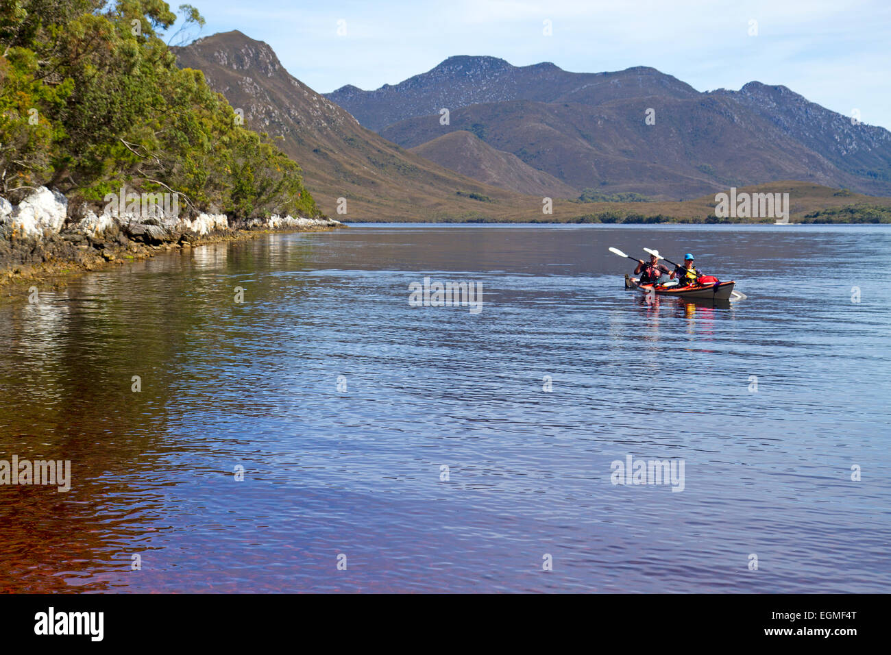 Kajakfahren in der Bathurst-Meerenge von Tasmaniens Southwest-Nationalpark Stockfoto