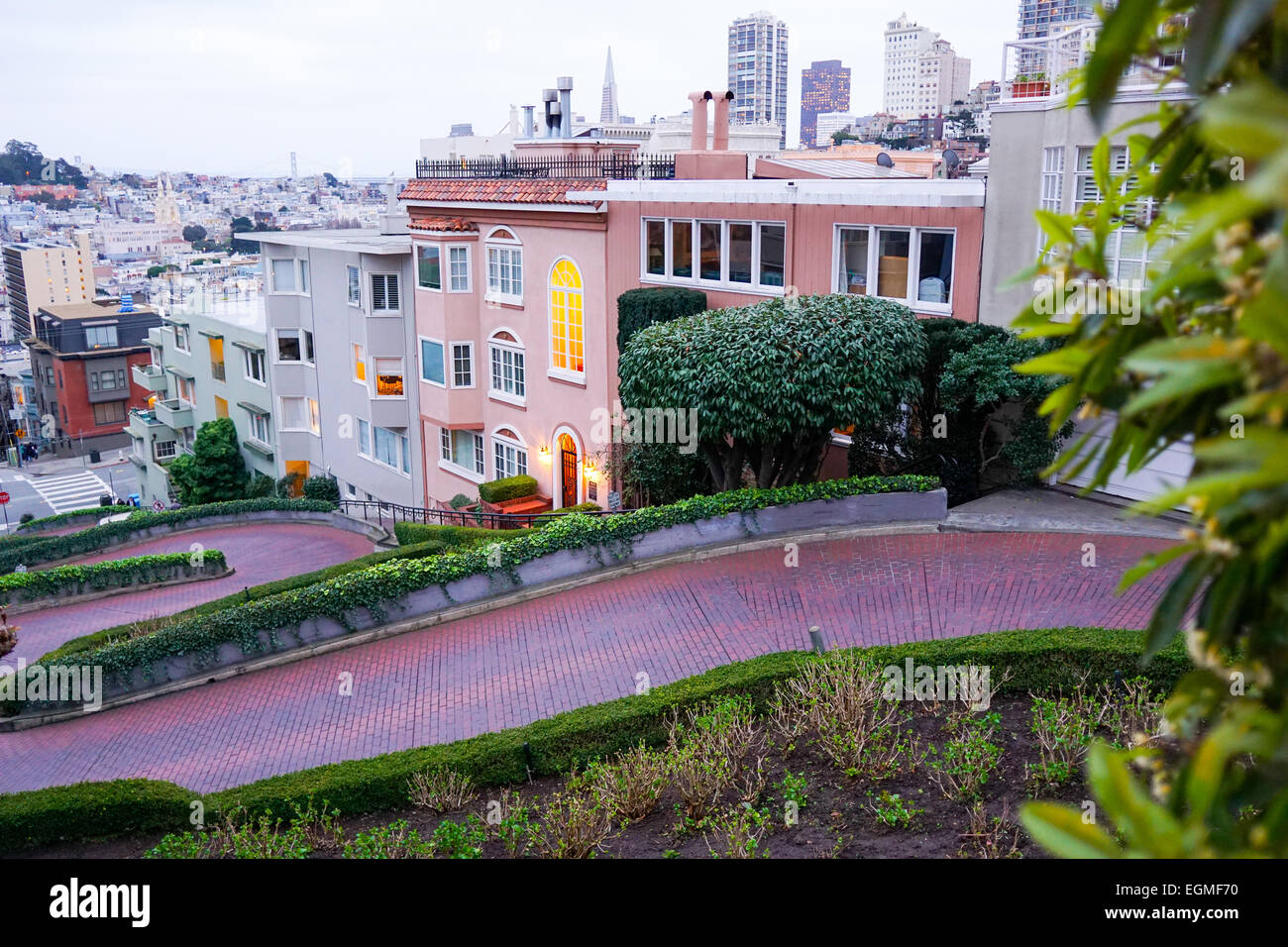Die kurvenreichsten Straßen der Welt, Lombard Street, San Francisco. Stockfoto
