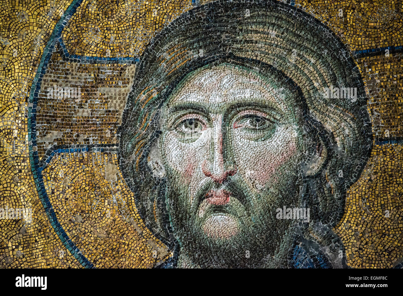 ISTANBUL, Türkei – das berühmte Deësis-Mosaik in der oberen Galerie der Hagia Sophia stammt aus dem Jahr 1261. Dieses byzantinische Meisterwerk zeigt Christus Pantokrator flankiert von der Jungfrau Maria und Johannes dem Täufer in einem Dreiviertelprofil, was ihre Fürbitte für die Menschheit veranschaulicht. Das Mosaik stellt eines der schönsten erhaltenen Beispiele byzantinischer religiöser Kunst dar. Stockfoto