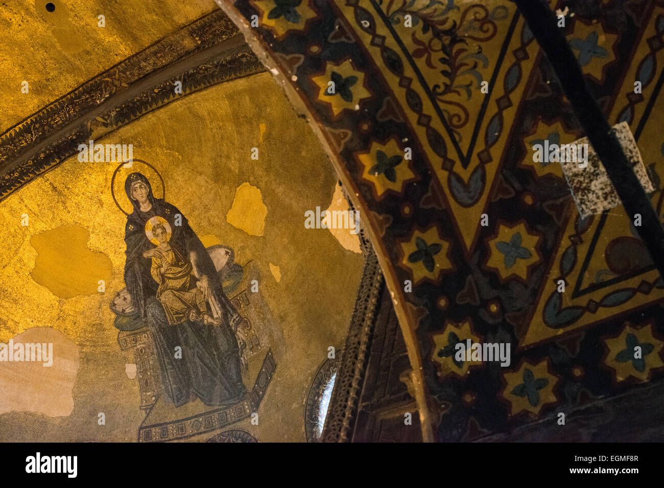 Hagia Sophia Theotokos Mosaik Istanbul Türkei // ISTANBUL, Türkei — das Apsis-Mosaik der Theotokos aus dem 9. Jahrhundert zeigt die Jungfrau Maria, die das Christuskind hält. Dieses Mosaik wurde 867 n. Chr. während der byzantinischen Zeit geschaffen und stellt eines der bedeutendsten erhaltenen Kunstwerke der Hagia Sophia dar. Das komplizierte Werk zeigt die Höhe der byzantinischen Mosaikhandwerkschaft und der orthodoxen christlichen Ikonographie. Stockfoto