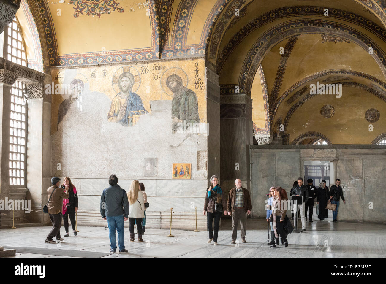 ISTANBUL, Türkei / Türkiye — das Mosaik Deësis aus der Zeit um 1261 befindet sich in der kaiserlichen Schließung der oberen Galerien der Hagia Sophia. In dieser Tafel bitten die Jungfrau Maria und Johannes der Täufer (Ioannes Prodromos), beide im Dreiviertelprofil dargestellt, um die Fürsprache Christi Pantokrators für die Menschheit am Tag des Jüngsten Gerichts. Ursprünglich im Jahr 537 erbaut, diente sie als östlich-orthodoxe Kathedrale, römisch-katholische Kathedrale, Moschee und heute als Museum. Auch bekannt als Ayasofya oder Aya Sofia, ist es eines der wichtigsten Wahrzeichen Istanbuls. Stockfoto