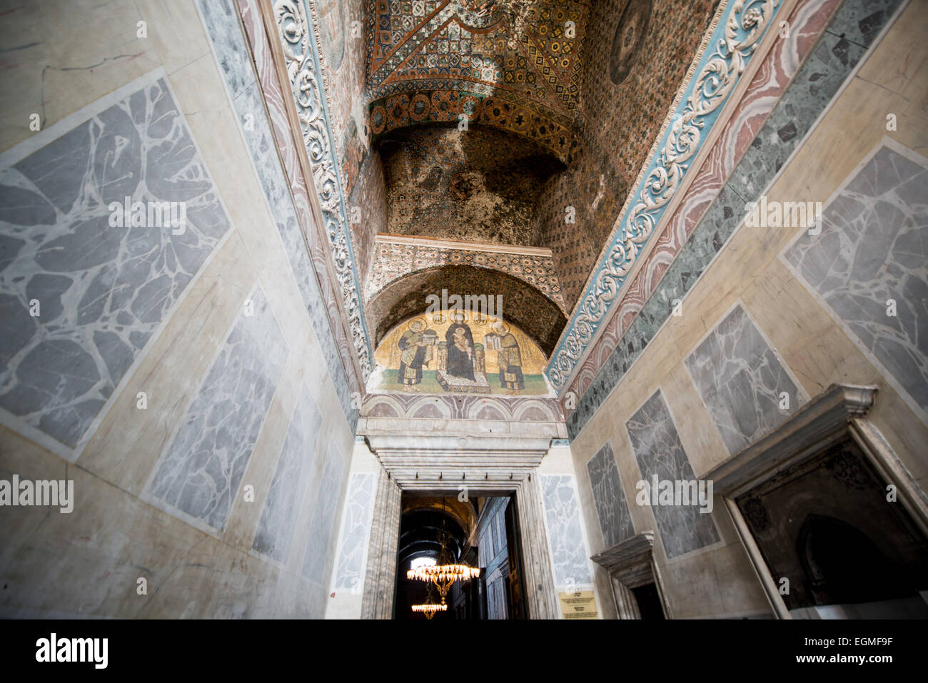 ISTANBUL, Türkei — Ein Mosaik aus dem 10. Jahrhundert in der Hagia Sophia zeigt die Jungfrau und das Kind, flankiert von zwei byzantinischen Kaisern. Kaiser Konstantin I., der ein Modell von Konstantinopel hält, erscheint rechts, Kaiser Justinian I. präsentiert links ein Modell von Hagia Sophia. Dieses kaiserliche Mosaik repräsentiert die beiden bedeutendsten Herrscher in der frühen Geschichte der Kirche. Stockfoto