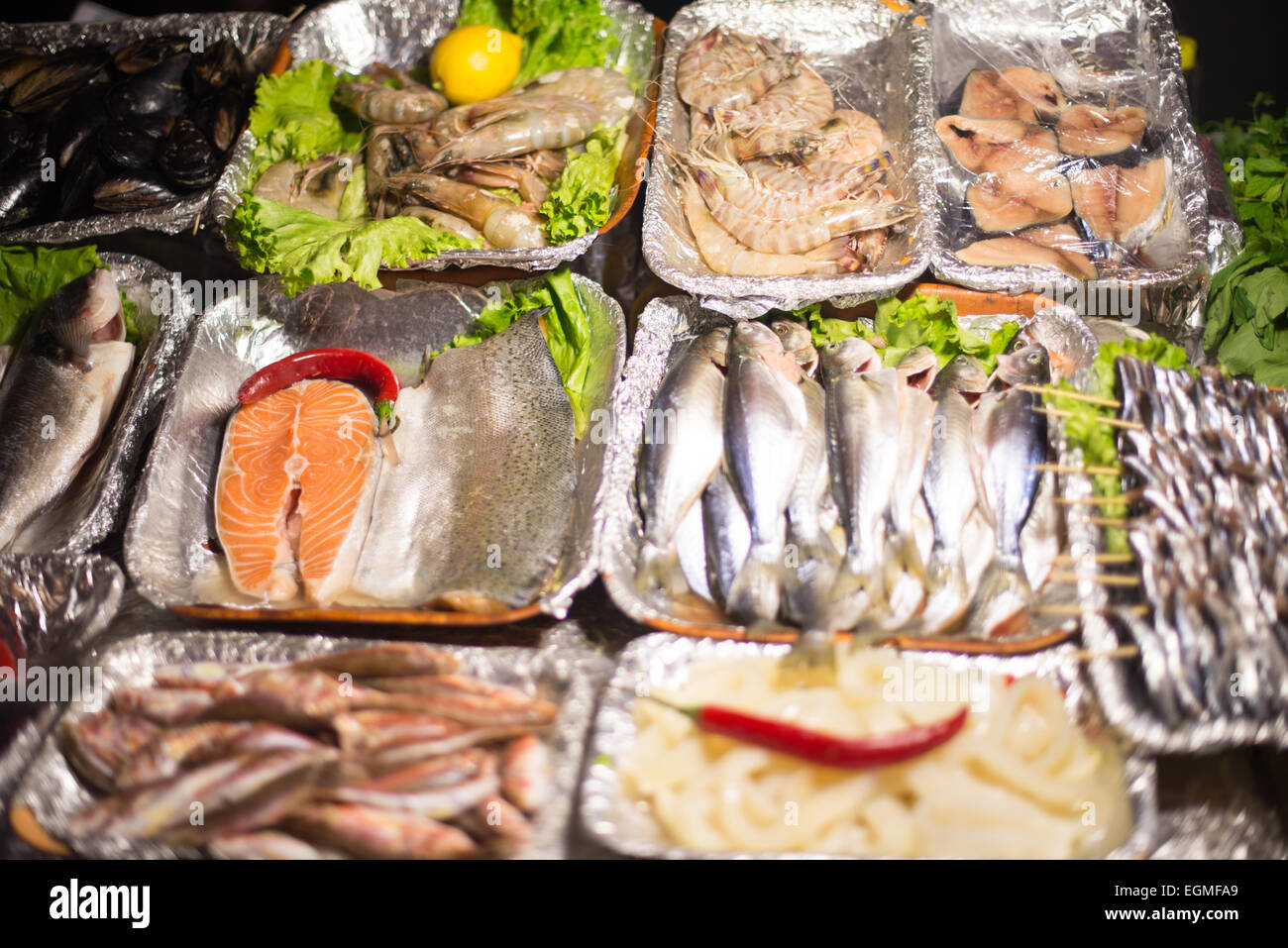 ISTANBUL, Türkei / Türkiye – frischer Fisch und andere Meeresfrüchte bei einem Händler auf dem Karakoy Fischmarkt. Stockfoto