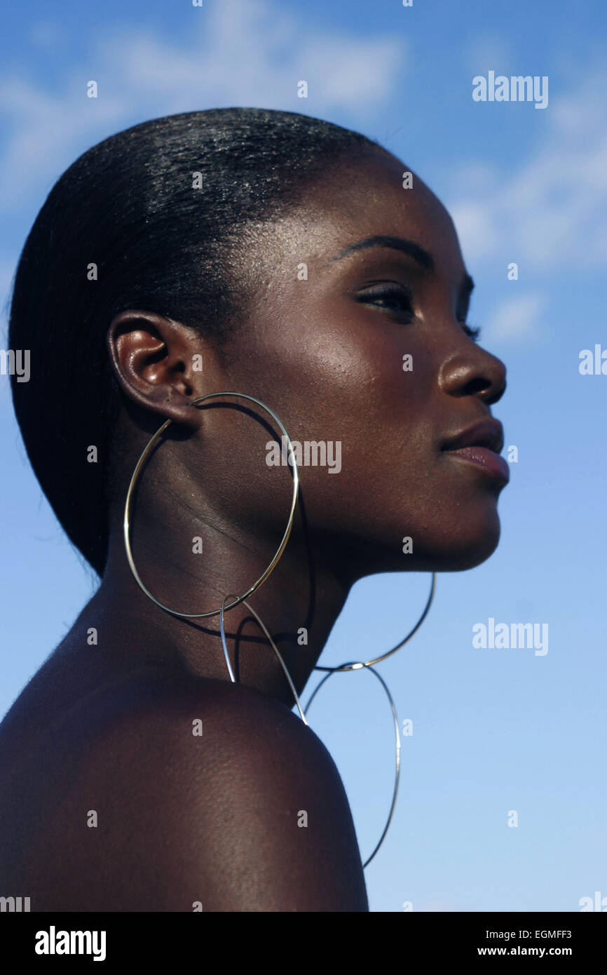 Schönheit-Porträt des jungen Afrikanerin gegen blauen Himmel gestylt. Stockfoto