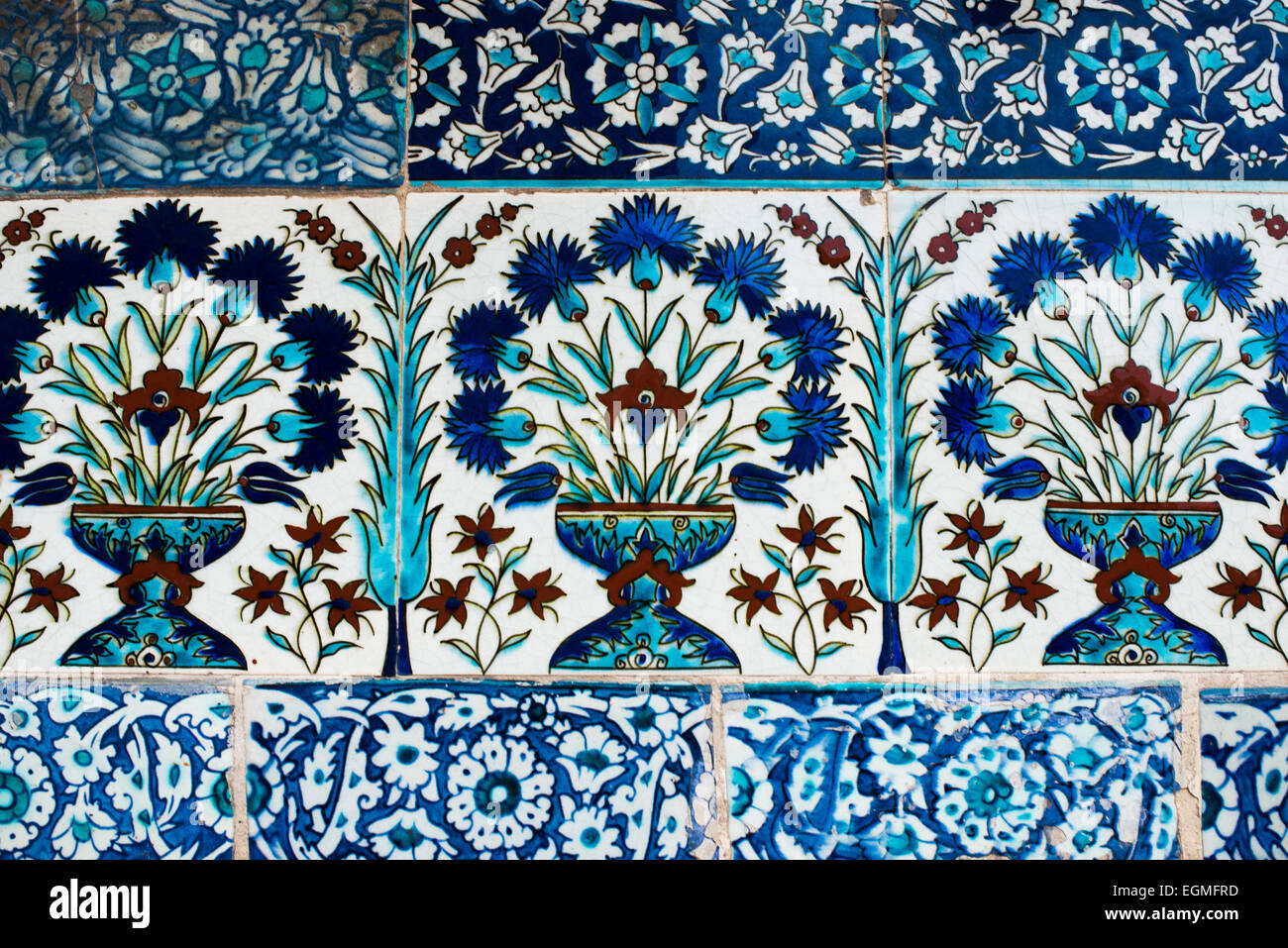 ISTANBUL, Türkei / Türkiye — die Wände des Topkapi-Palastes in Istanbul sind mit filigranen Iznik-Fliesen geschmückt. Diese farbenfrohen Meisterwerke aus Keramik mit floralen Motiven und geometrischen Mustern in leuchtenden Blau-, Rot- und Grüntönen sind ein Beispiel für den Höhepunkt osmanischer Kunst und Handwerkskunst des 16. Jahrhunderts. Stockfoto