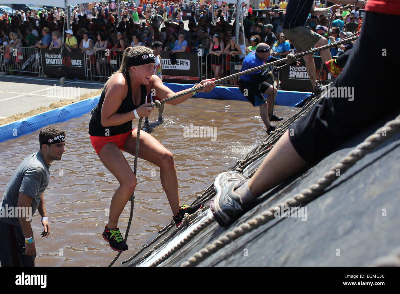 Wettbewerber in Aktion während der Reebok Spartan Race. Mohegan Sun, Uncasville, Connecticut, USA. Stockfoto