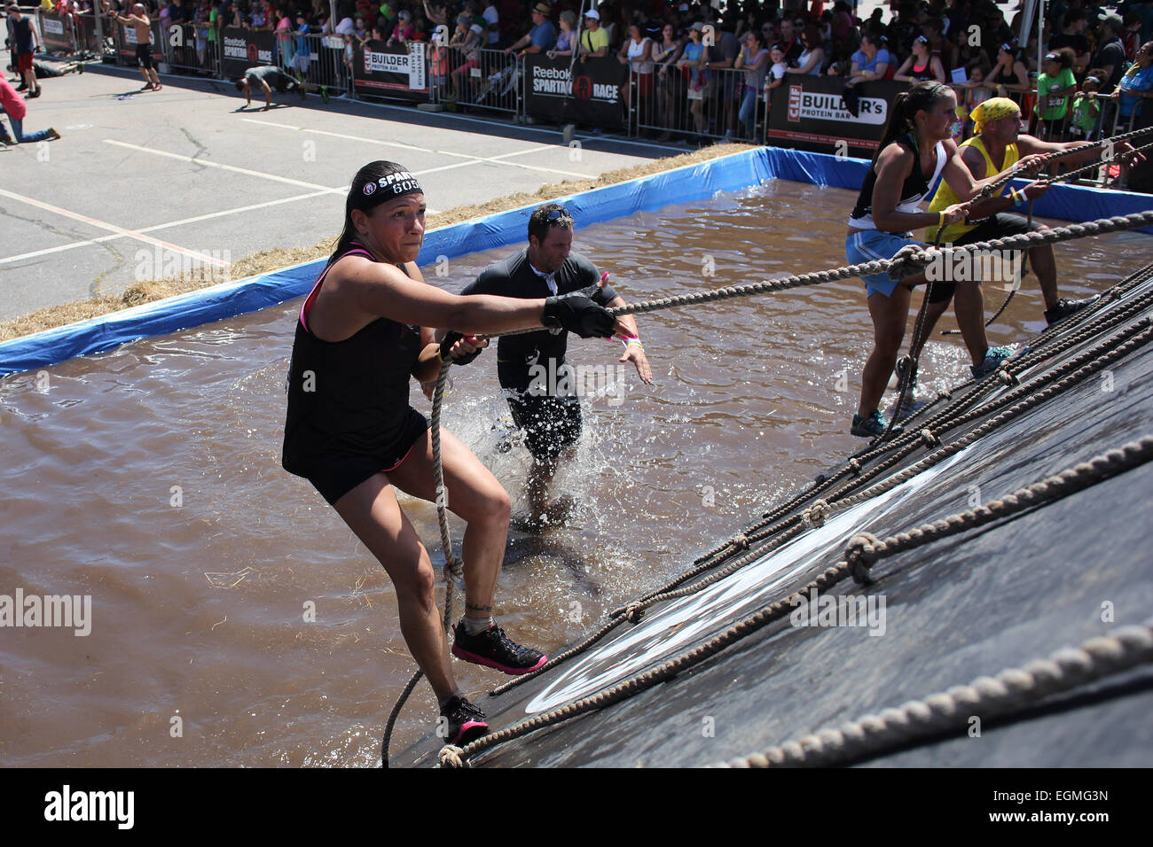 Wettbewerber in Aktion während der Reebok Spartan Race. Mohegan Sun, Uncasville, Connecticut, USA. Stockfoto