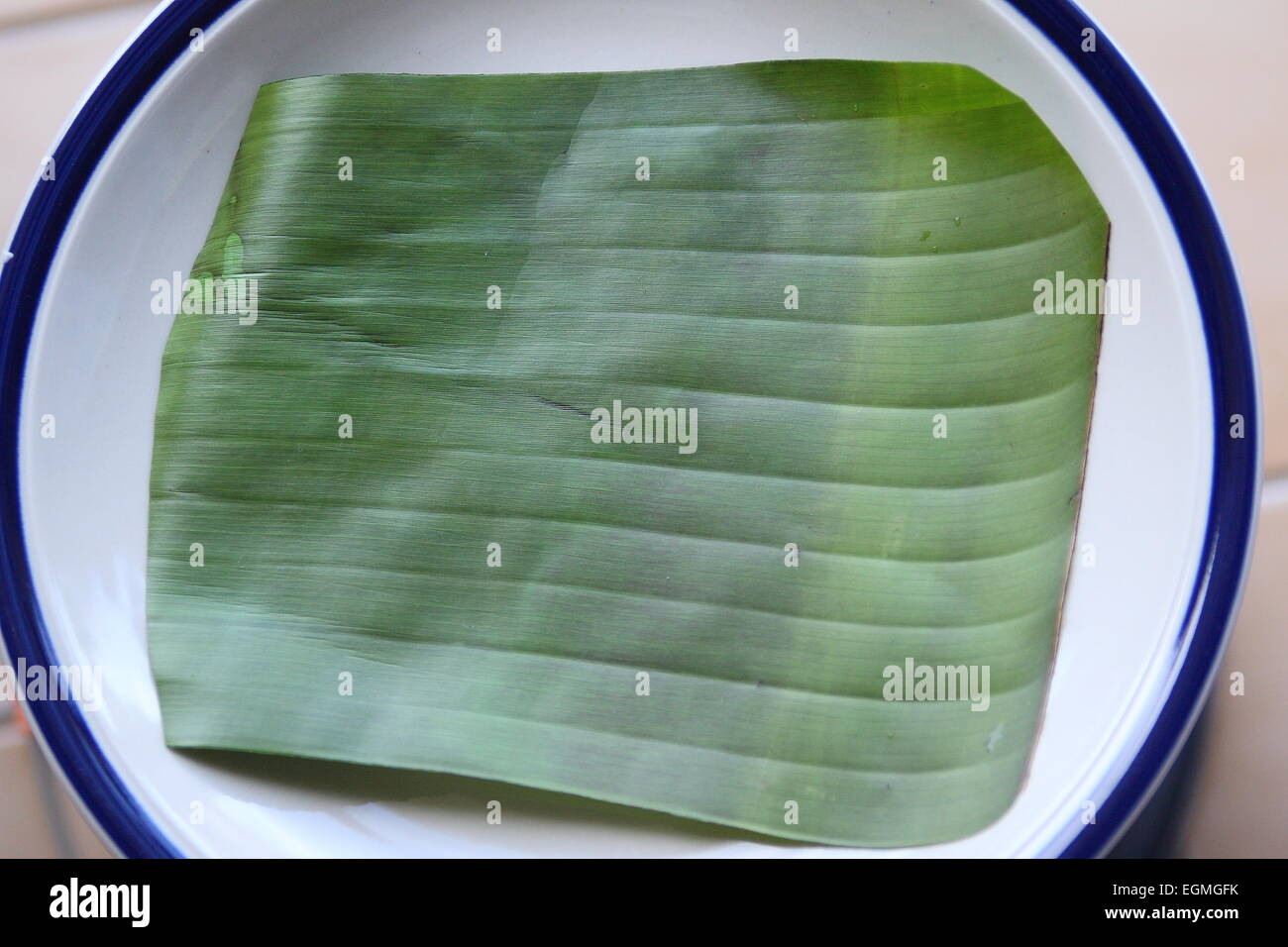 Ausgeschnittene Bananenblatt ist auf einem Teller Stockfoto