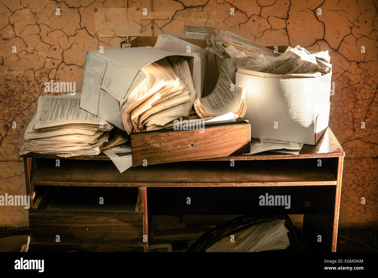 Unordentlichen Arbeitsplatz mit Tisch und Stapel von Papier Stockfoto