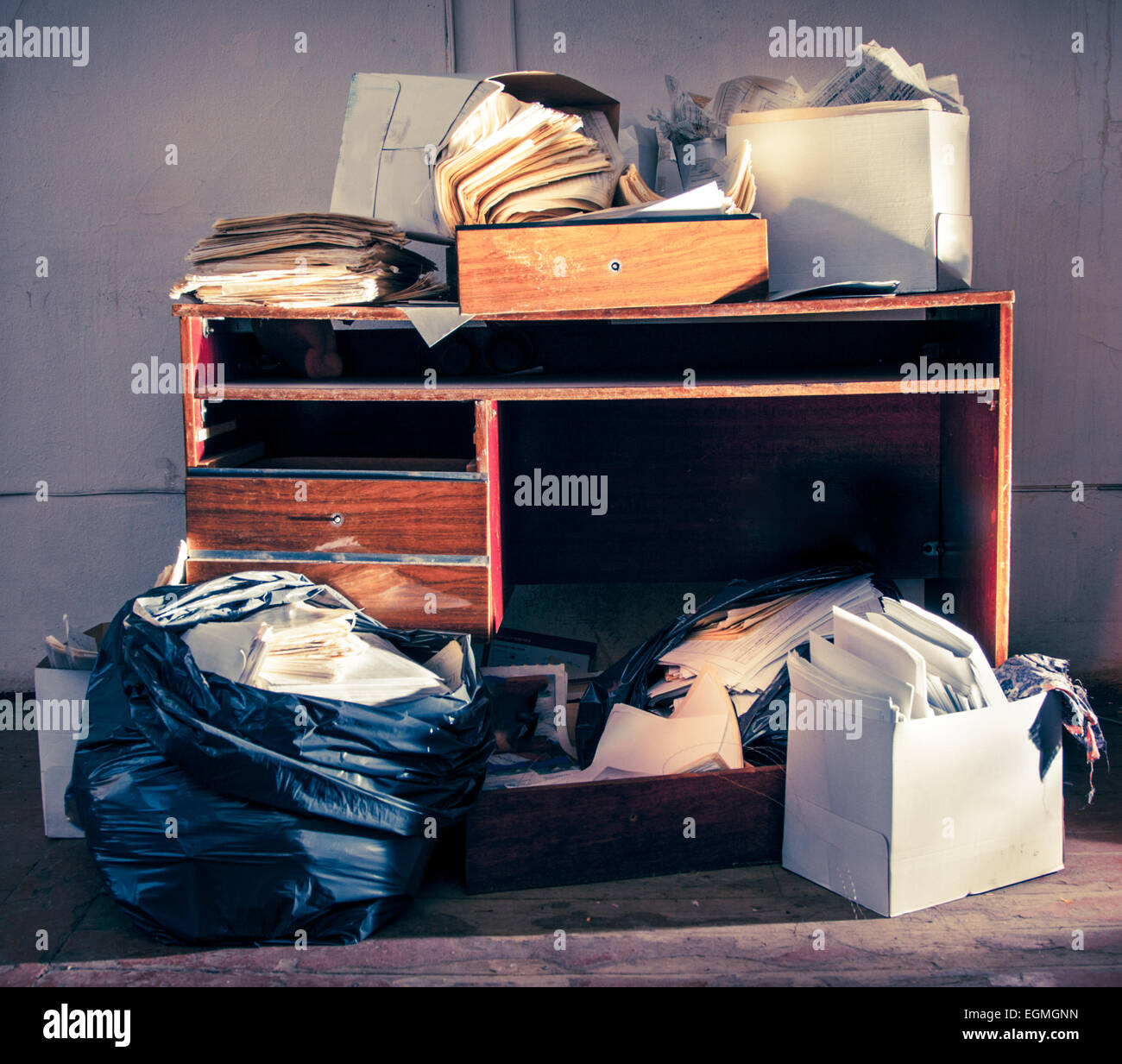 Unordentlichen Arbeitsplatz mit Tisch und Stapel von Papier Stockfoto