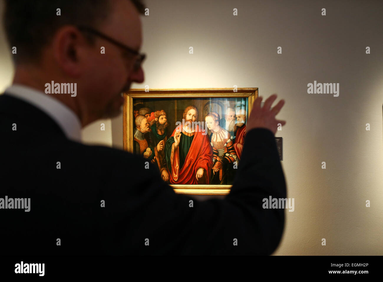 Kronach, Deutschland. 26. Februar 2015. Matthias Weniger des Bayerischen Nationalmuseums steht vor dem Gemälde "Christus Und Die Ehebrecherin" (Christus und die Ehebrecherin) auf dem Display in der Cranach-Ausstellung in der "Fraenkische Galerie" Ausstellungsort in Kronach, Deutschland, 26. Februar 2015. Die Malerfamilie Cranach, nannten sich nach ihrem Herkunftsort "Kronach" in Franken. Foto: David Ebener/Dpa/Alamy Live News Stockfoto