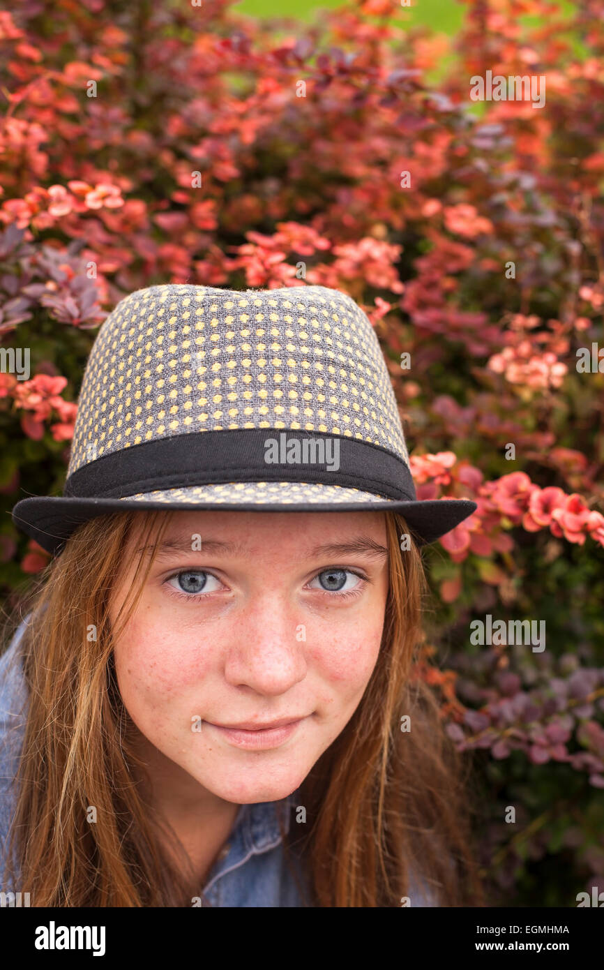 Junge schöne Mädchen mit Hut, close-up Portrait von einem Frühlingsgarten. Stockfoto