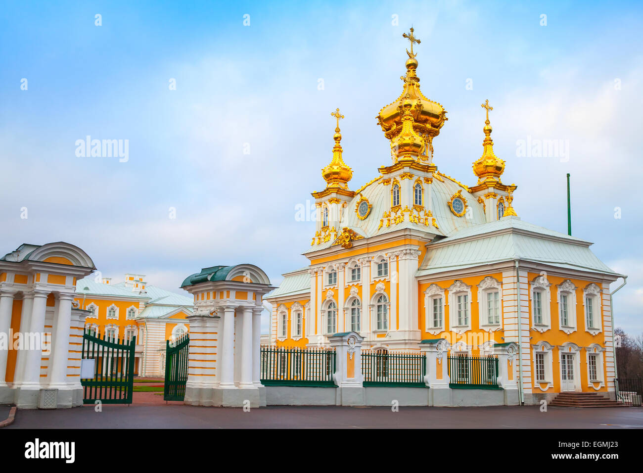 Kirche der Heiligen Peter und Paul in Peterhof, St. Petersburg, Russland. Es war 1747-1751 von Rastrelli Architekten bauen Stockfoto