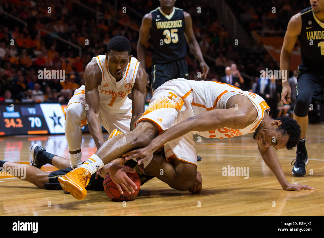 26. Februar 2015: Josh Richardson #1 des Tennessee Volunteers und Derek Reese #23 der Schlacht für eine lockerere Erholung während der NCAA Basketball-Spiel zwischen der Universität von Tennessee Volunteers und der Vanderbilt University Commodores in Thompson Boling Arena in Knoxville TN Tennessee Volunteers Stockfoto