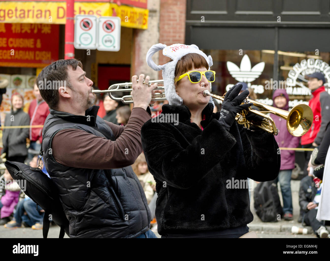 Zwei Trompeter von Karneval Band Vancouver, das chinesische Neujahr Parade, Jahr des Schafes begrüßen zu dürfen. Stockfoto