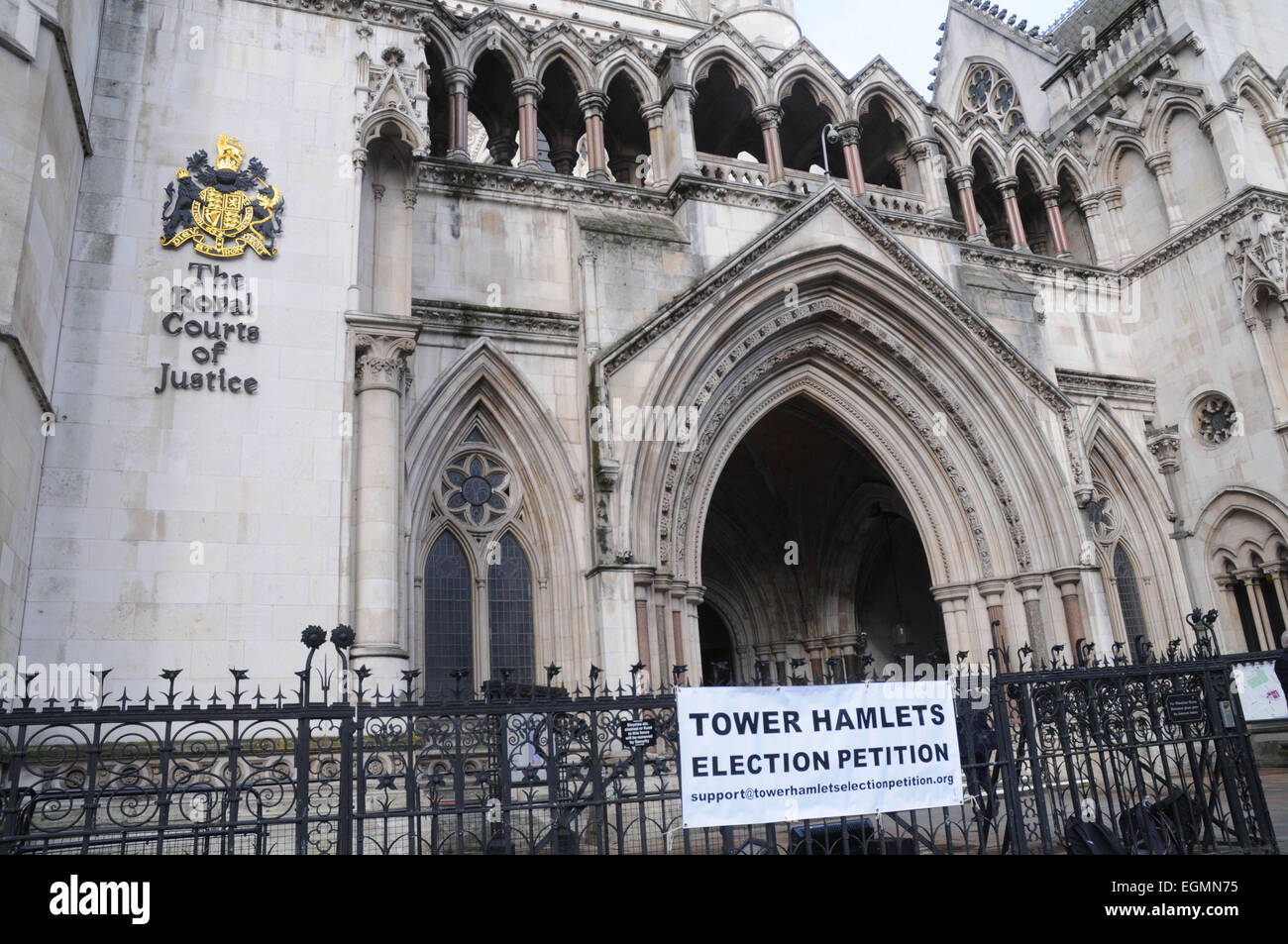 London, UK, 3. Februar 2015, Tower Hamlets Banner angebracht, Geländer am High Court, königlichen Gerichtshofs als Bürgermeister Lutfur Rahman auf Wahlbetrug Testversion erscheint. Stockfoto