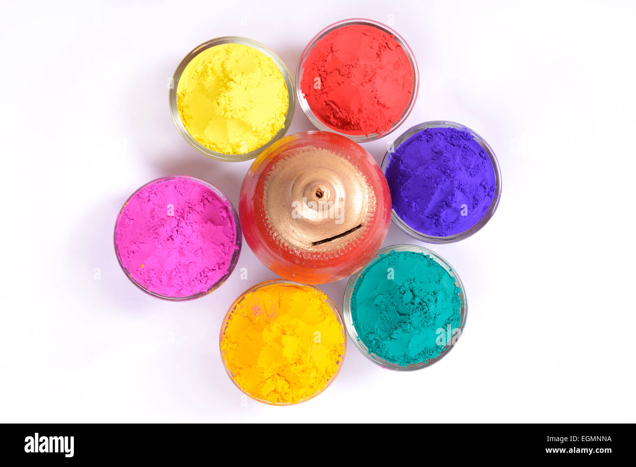 Sparschwein, umgeben von bunten Haufen von Gulaal in Schalen Stockfoto