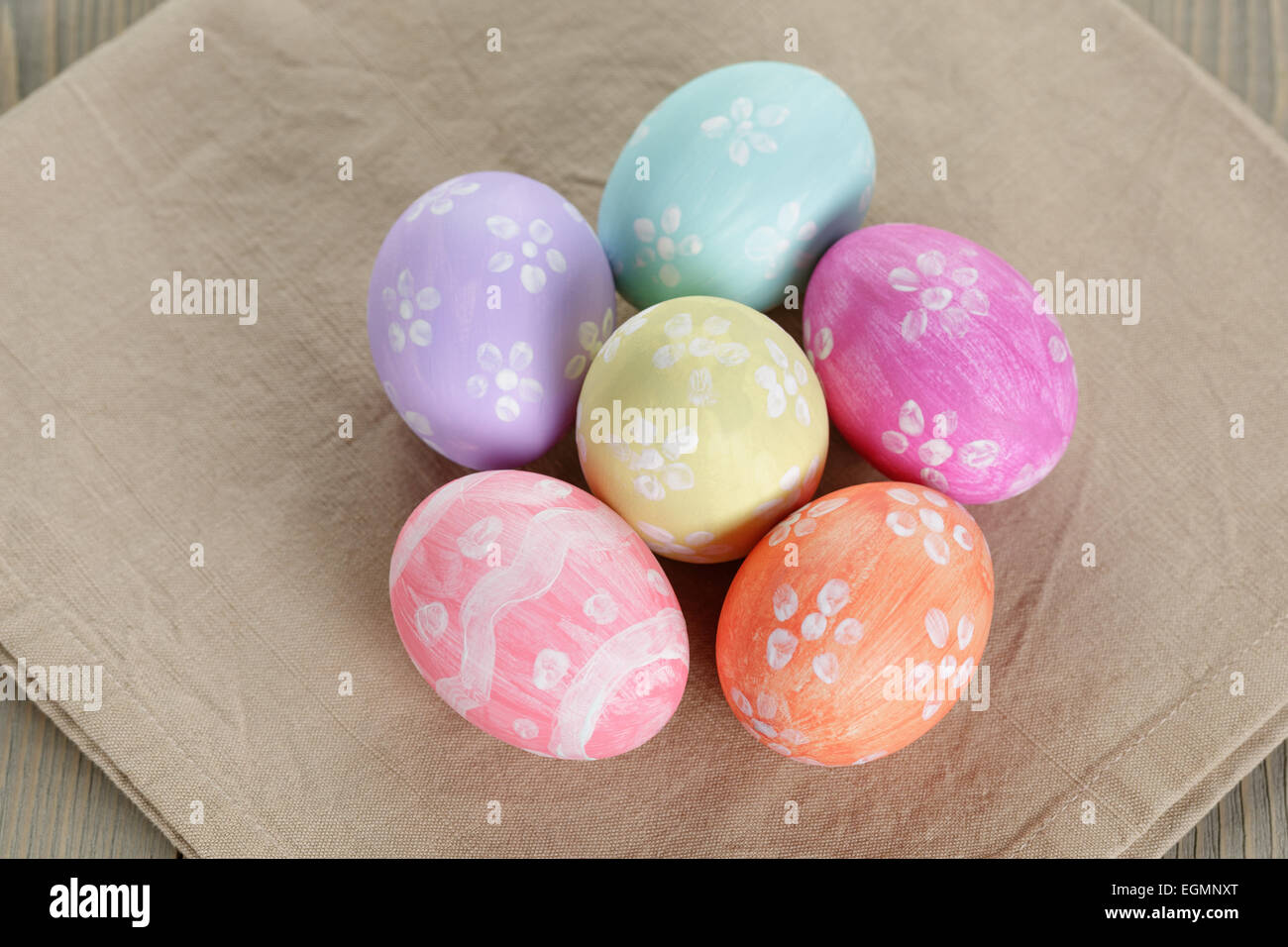 Ostereier mit Blumen, Handarbeit bemalten Eiern Stockfoto