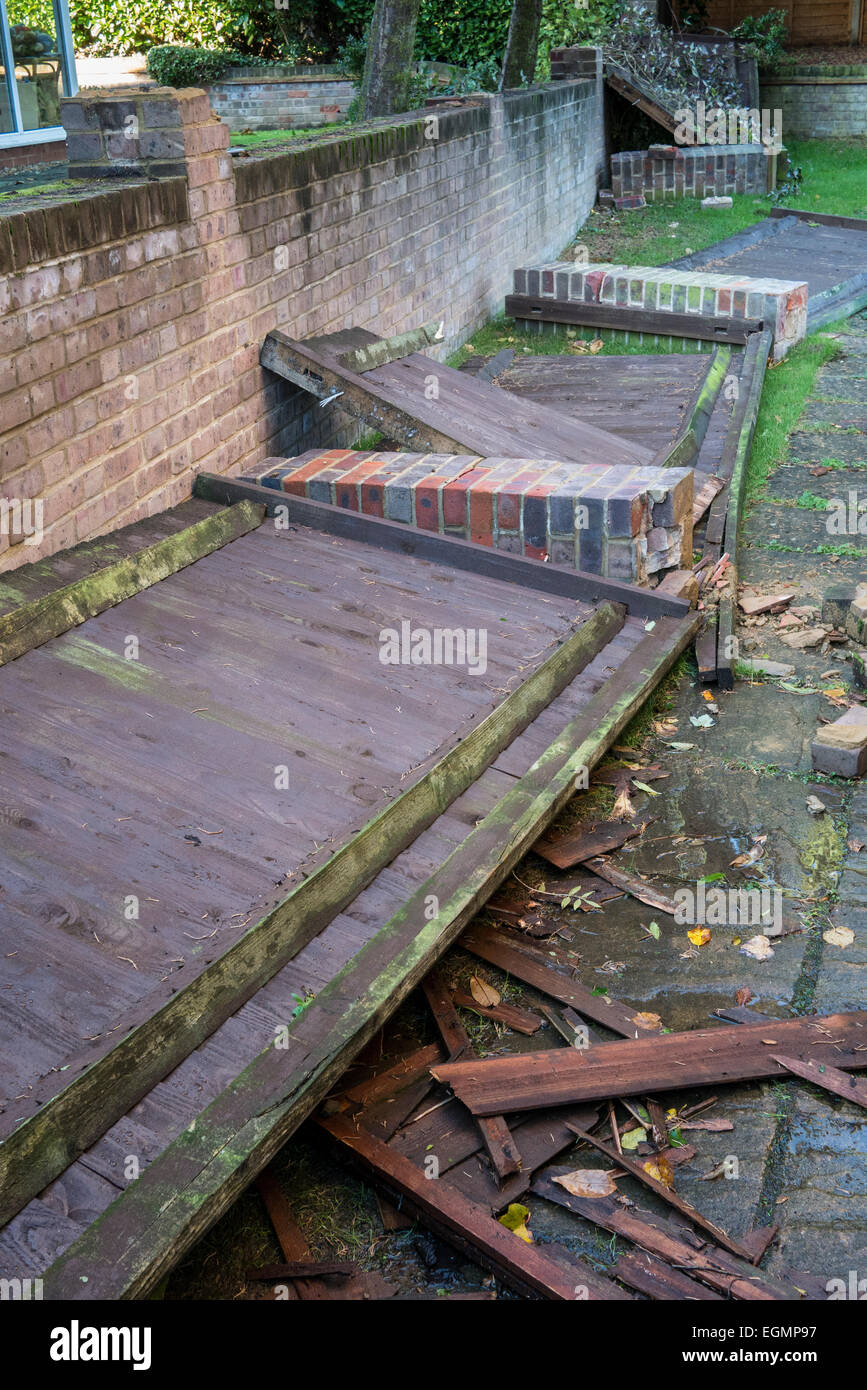 Sturm Schäden aus Holz Zaunverkleidungen zusammengebrochen Stockfoto