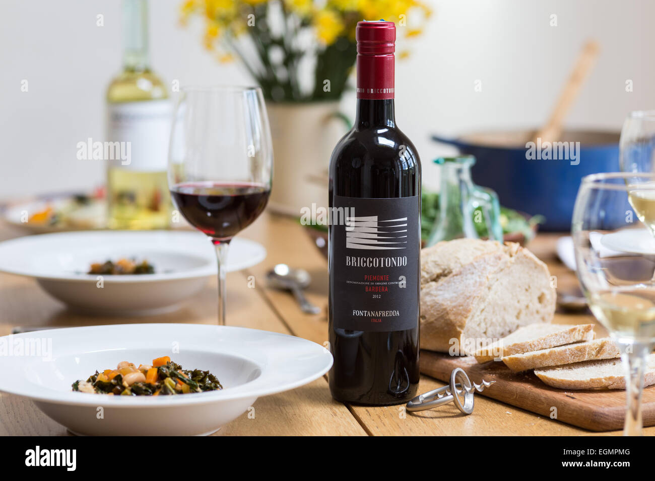 Mittagessen in der Küche mit Wein Stockfoto