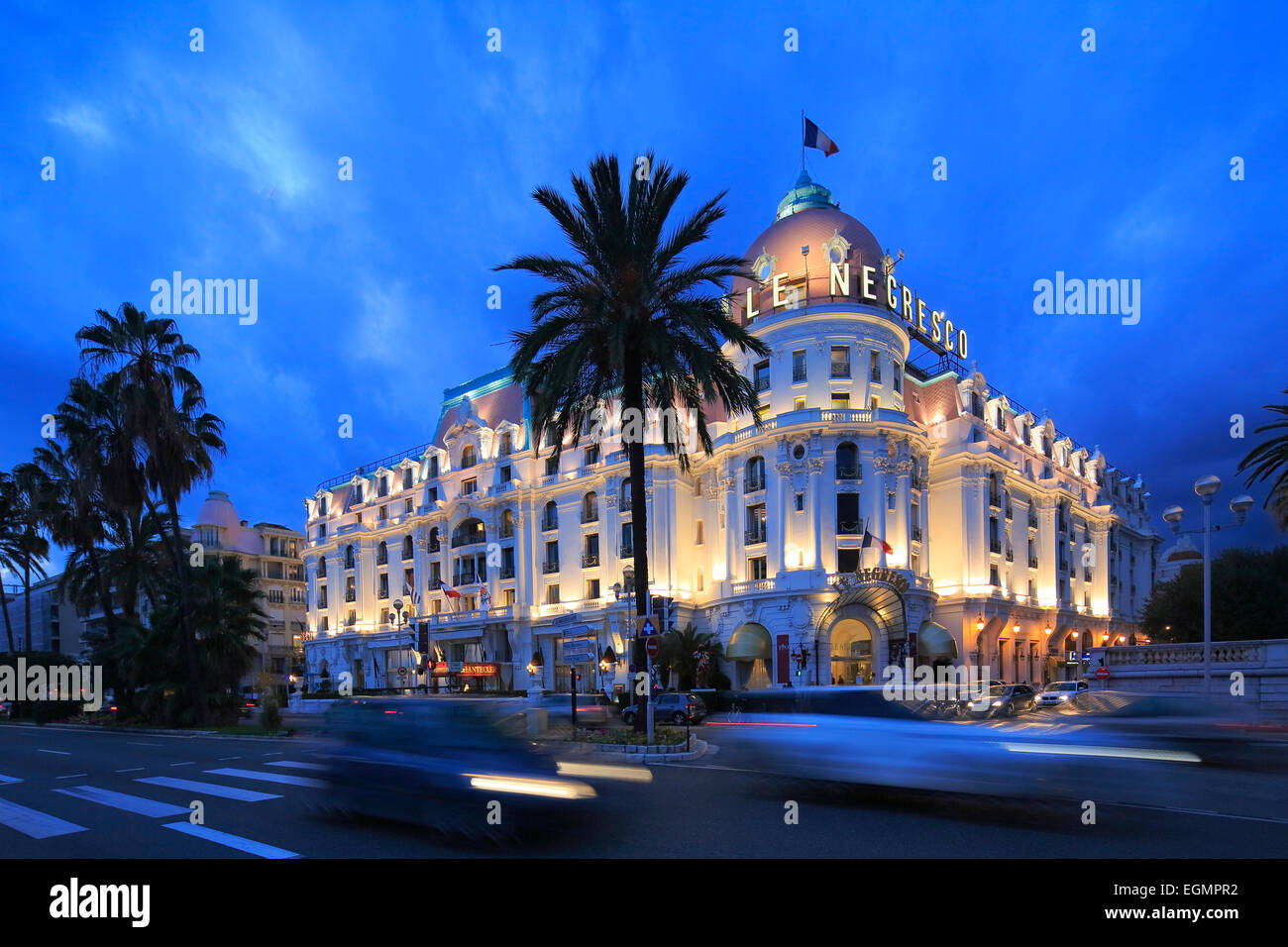 Hotel Le Negresco an der Promenade des Anglais in Abend, schön, Alpes-Maritimes Département Côte d &#39; Azur, Frankreich Stockfoto