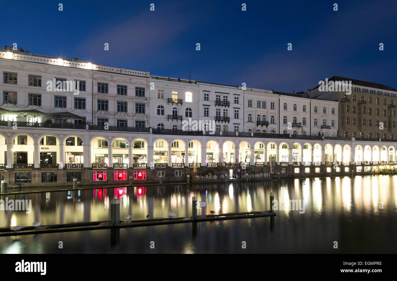 Alsterarkaden, bedeckt Gehweg zwischen Binnenalster See und Rathausmarkt entlang der Kleine Alster-Kanäle, Neustadt, Hamburg Stockfoto