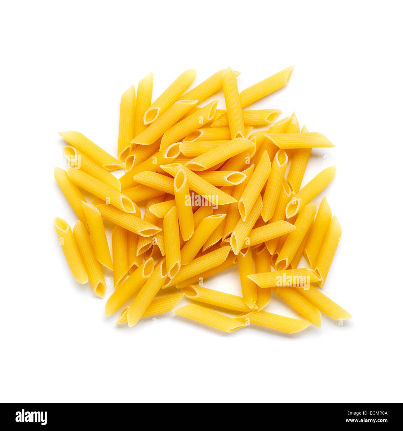 Rohe italienische Penne Rigate Nudeln isoliert auf weißem Hintergrund Stockfoto