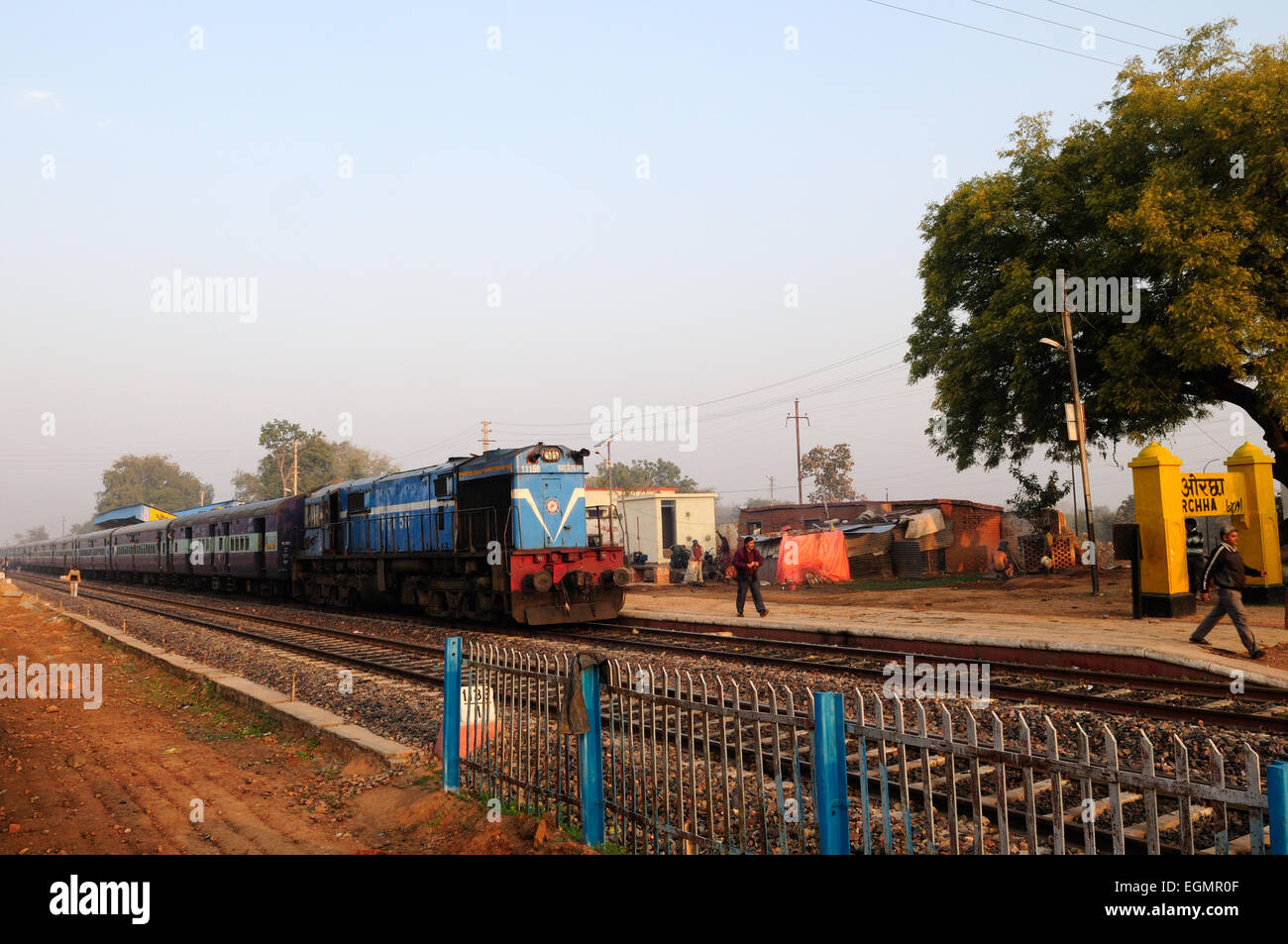 Indische Zug in Orchha Railway Station Madhya Pradesh, Indien Stockfoto