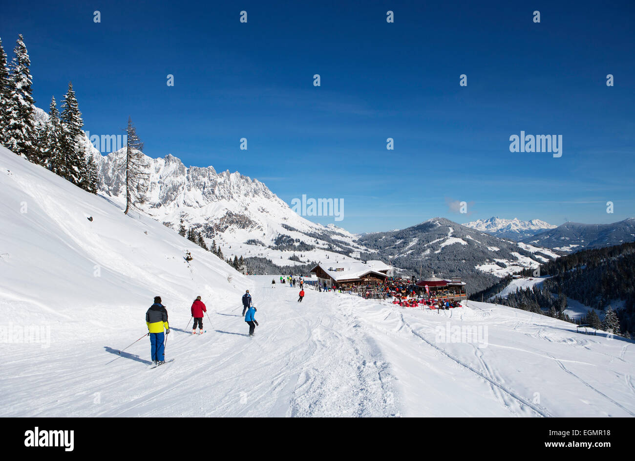 Skifahrer auf der Piste vor Bergkulisse, Hochkönig, Amade, Skifahren, Mühlbach, Salzburger Land, Österreich Stockfoto