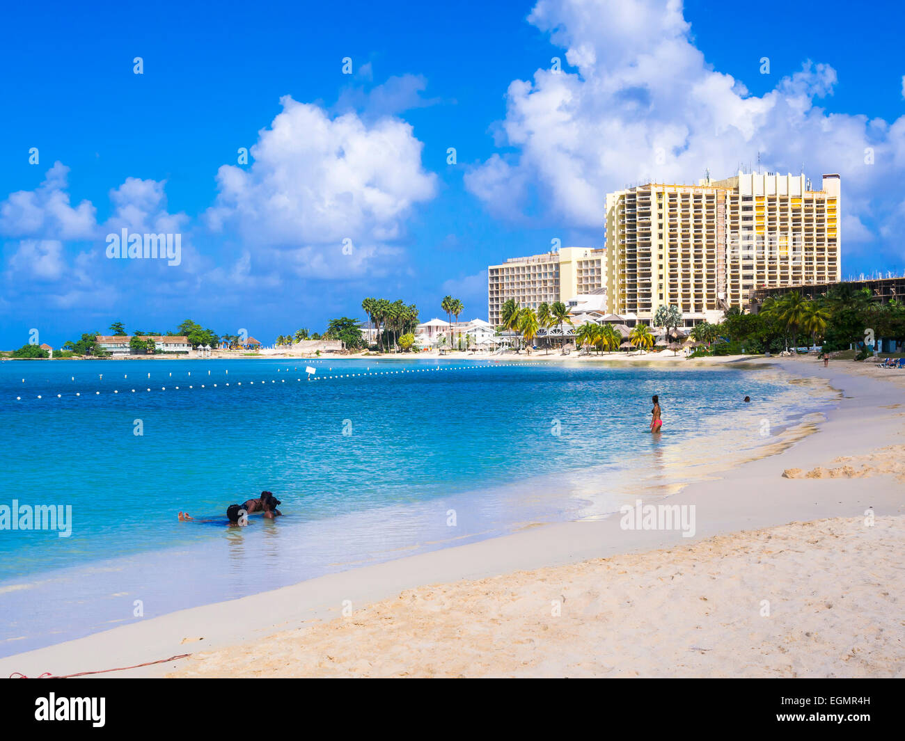 Turtle Beach, Jamaica Grande Hotel auf der Rückseite, Ocho Rios, Saint Ann Parish, Jamaika Stockfoto