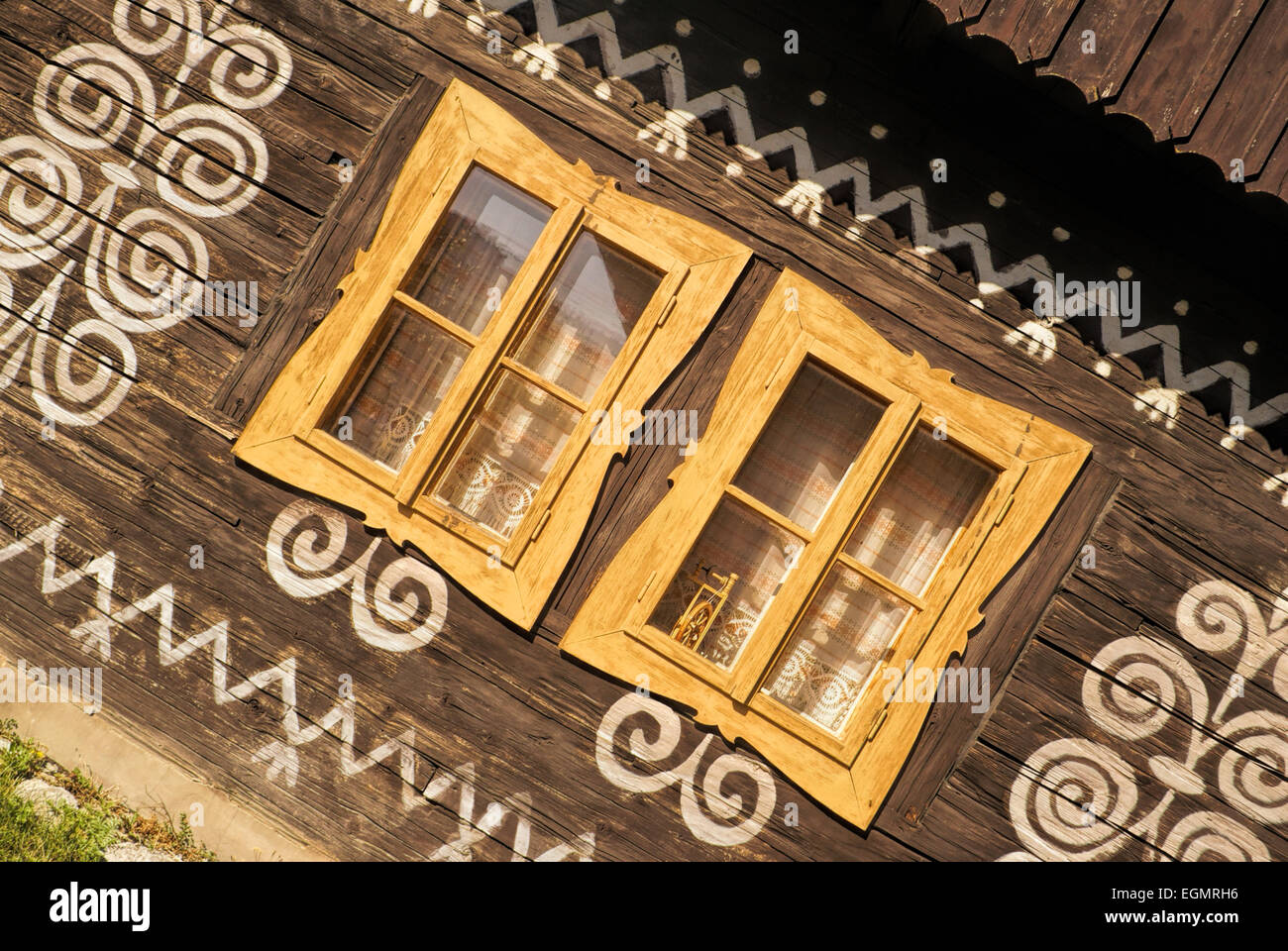 Bemalte Fassade des traditionellen Holzhaus in der Slowakei im berühmten Dorf Cicmany Stockfoto