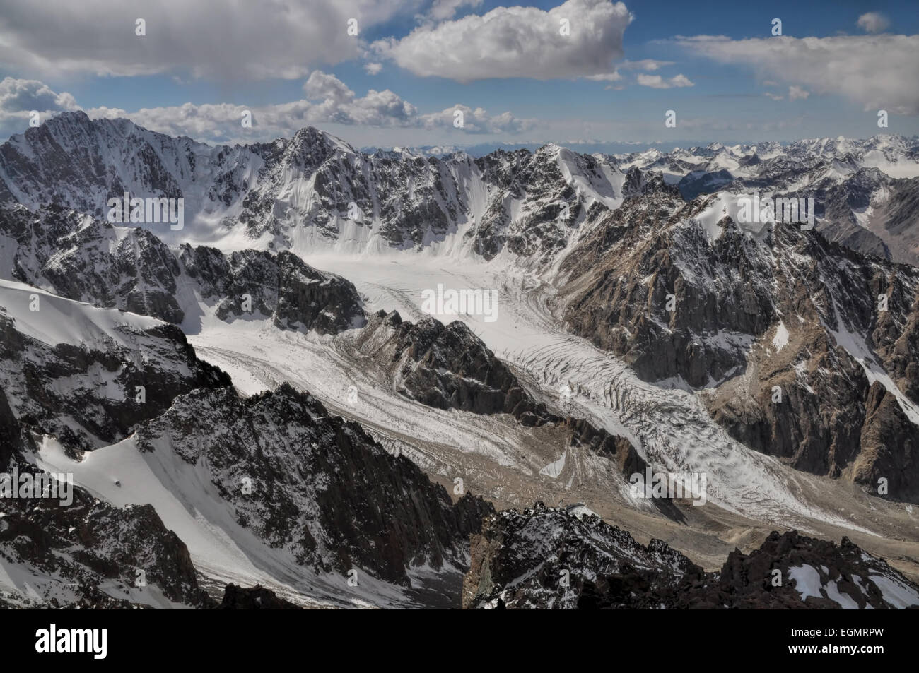 Majestätische Berge und Gletscher im Tian Shan-Gebirge in Kirgisistan Stockfoto