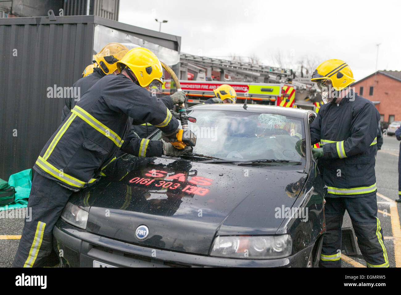 Fahrzeug-Extraktion Ausbildung an größere Manchester Feuer und Rettung Service HQ. Stockfoto