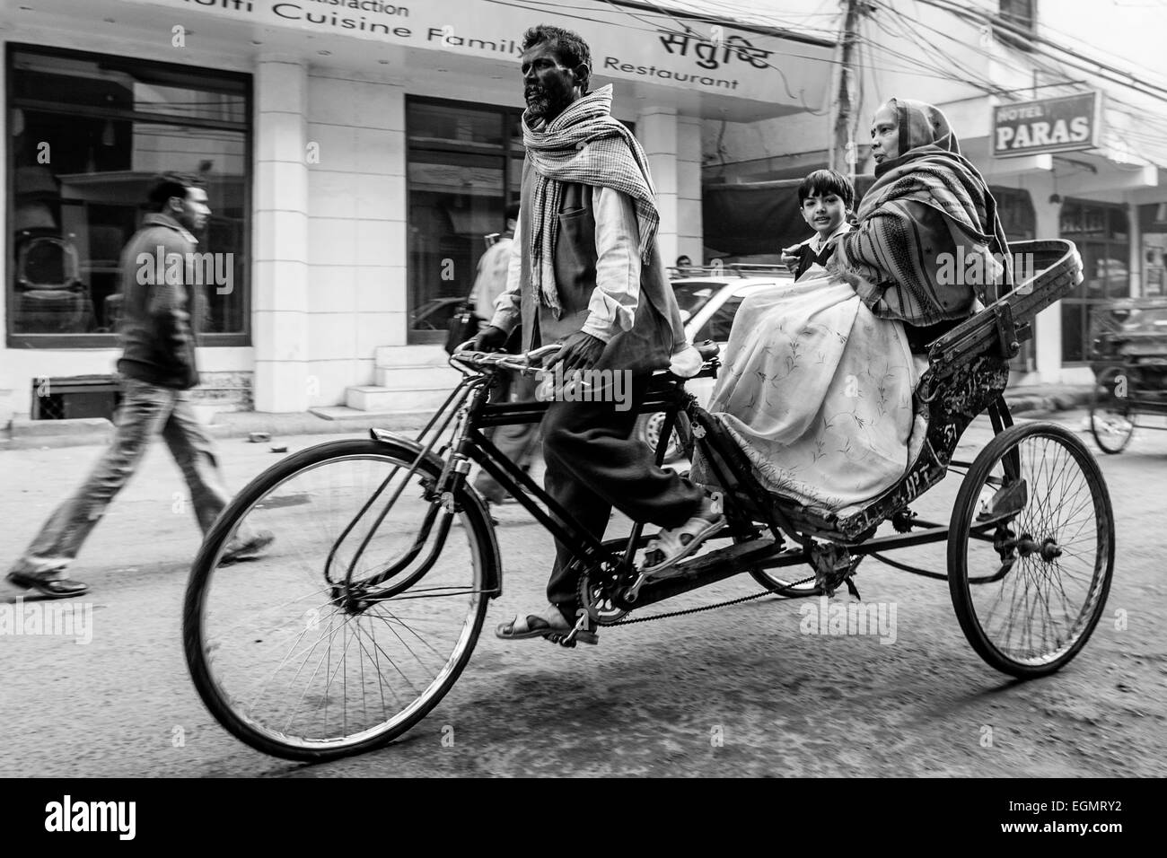 Schuljunge ist per Rikscha Taxi, New Delhi, Indien zur Schule gebracht. Stockfoto