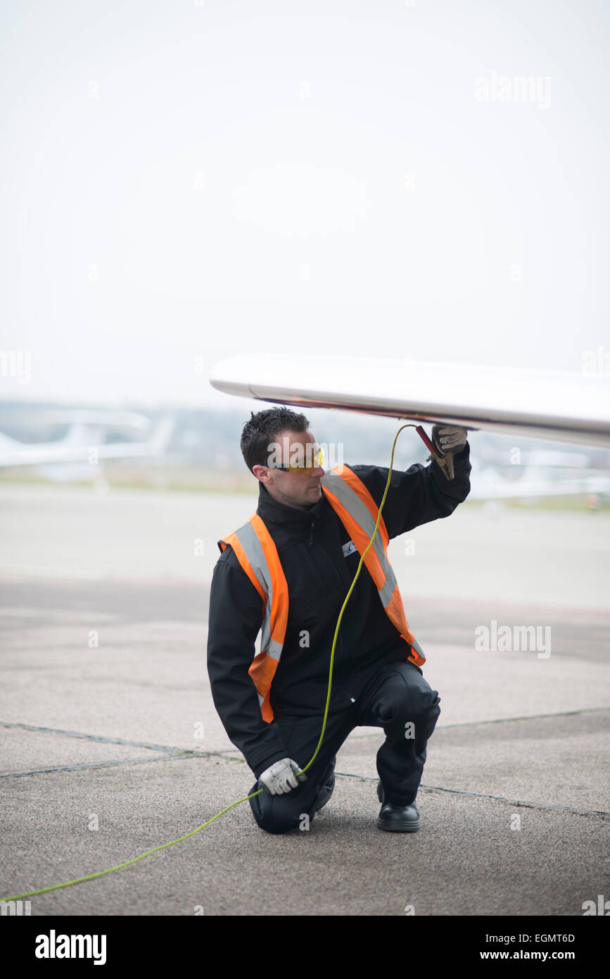 Flughafen Arbeiter hinter den Kulissen bei Shoreham (Brighton City) Flughafen, Feuerwehr, Flughafenpersonal, Flugzeuge, Flugzeuge etc. tanken. Stockfoto